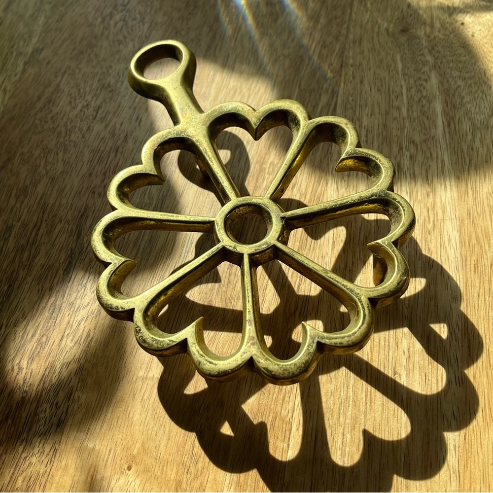 vintage virginia metalcrafters 'rosette' brass trivet with hearts in circle